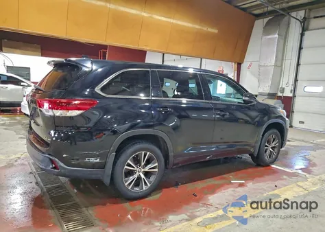 2017 Toyota Highlander Le z USA, uszkodzony, nr VIN 5TDBZRFH4HS477605
